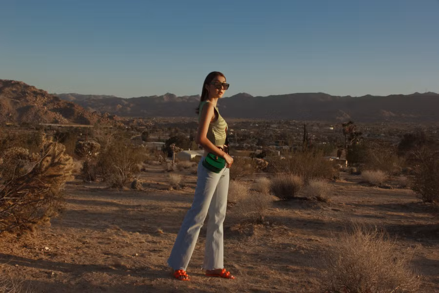 Vườn quốc gia Joshua Tree được thành lập từ năm 1994, có diện tích 3.218 km2. Nơi đây nguyên bản là hai sa mạc rộng lớn của nước Mỹ gồm Mojave và Colorad, được biết đến với hệ thực vật đa dạng, cảnh đẹp kỳ vĩ nhờ dãy núi Little San Bernardino bao quanh phần sa mạc cát vàng. Nhiều nghệ sĩ nổi tiếng từng đến đây quay MV như Ariana Grande, Calvin Harris, Red Velvet và Sơn Tùng M-TP với MV Hãy trao cho anh. Ảnh: Châu Phú