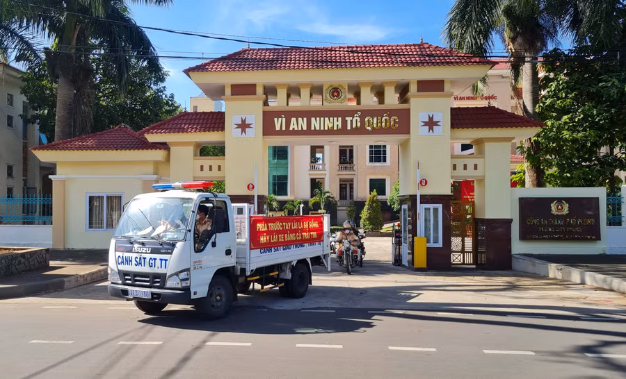 Các lực lượng ra quân diễu hành tuyên truyền dọc các tuyến đường chính trên địa bàn thành phố. Ảnh: Bá Bính