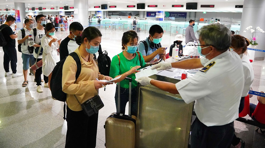 Khai báo y tế đối với người nhập cảnh từ vùng dịch về Việt Nam qua cửa khẩu Tân Sơn Nhất. Ảnh: Độc lập
