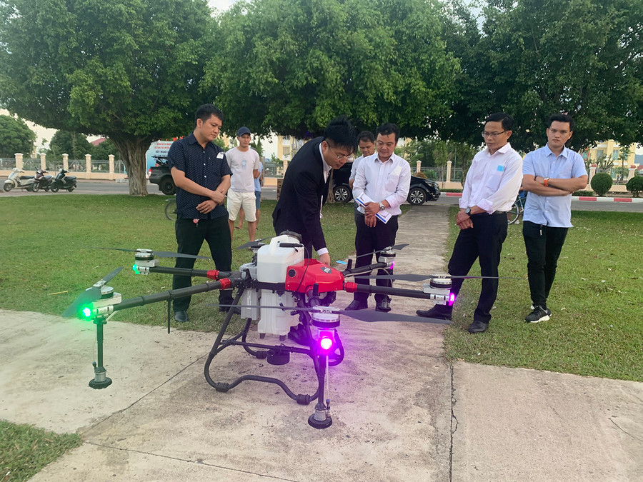 Công ty cổ phần Công nghệ thông minh MiSmart giới thiệu tính năng của máy bay phun thuốc không người lái tới các đại biểu tham dự hội nghị. Ảnh: Vũ Chi Công ty cổ phần Công nghệ thông minh MiSmart giới thiệu tính năng của máy bay phun thuốc không người lái tới các đại biểu tham dự hội nghị. Ảnh: Vũ Chi