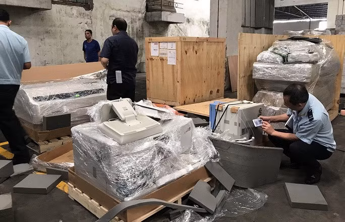 Lực lượng chức năng kiểm tra 6 container hàng hóa là thiết bị, máy móc cơ giới cũ từ Nhật Bản, Đài Loan. Ảnh nguồn NLĐO