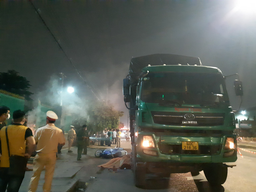 Hiện trường vụ tai nạn chết người trên đường ĐT743 chiều tối ngày 16.4- Ảnh: Trần Duy Khánh Hiện trường vụ tai nạn chết người trên đường ĐT743 chiều tối ngày 16.4- Ảnh: Trần Duy Khánh