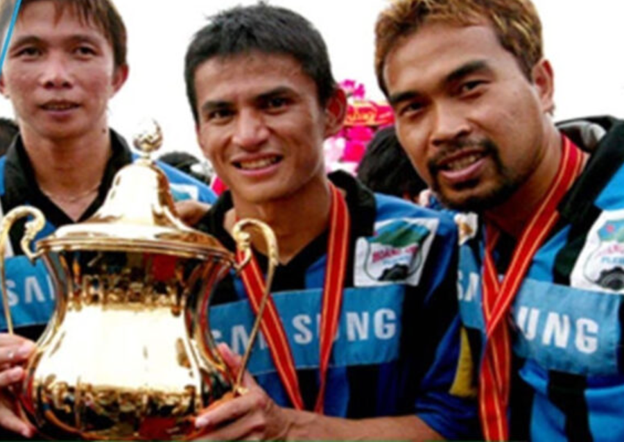 Chukiat (bìa phải) cùng Kiatisak, Dusit và Sakda khi cùng HAGL vô địch V-League năm 2003. ẢNH: CLB HAGL Chukiat (bìa phải) cùng Kiatisak, Dusit và Sakda khi cùng HAGL vô địch V-League năm 2003. ẢNH: CLB HAGL