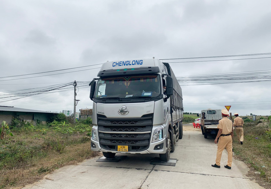 Đội CSGT đường bộ số 3 (Phòng CSGT Công an tỉnh) ra quân kiểm tra, xử lý vy phạm về tải trọng. Ảnh: Lê Anh  Đội CSGT đường bộ số 3 (Phòng CSGT Công an tỉnh) ra quân kiểm tra, xử lý vy phạm về tải trọng. Ảnh: Lê Anh