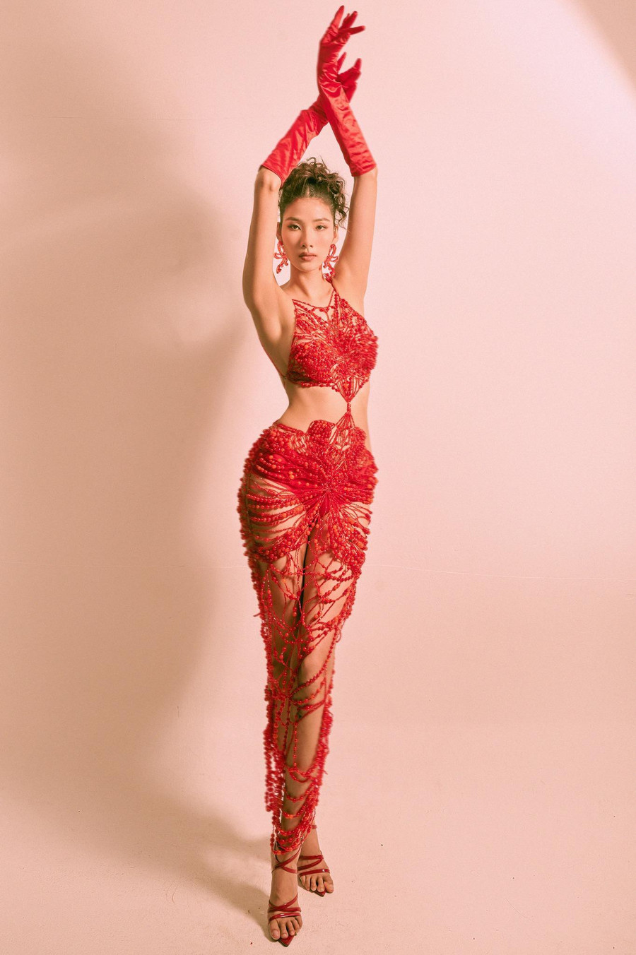 Á hậu Hoàng Thuỳ diện váy ren xuyên thấu táo bạo, khoe trọn body nóng bỏng đầy quyến rũ.