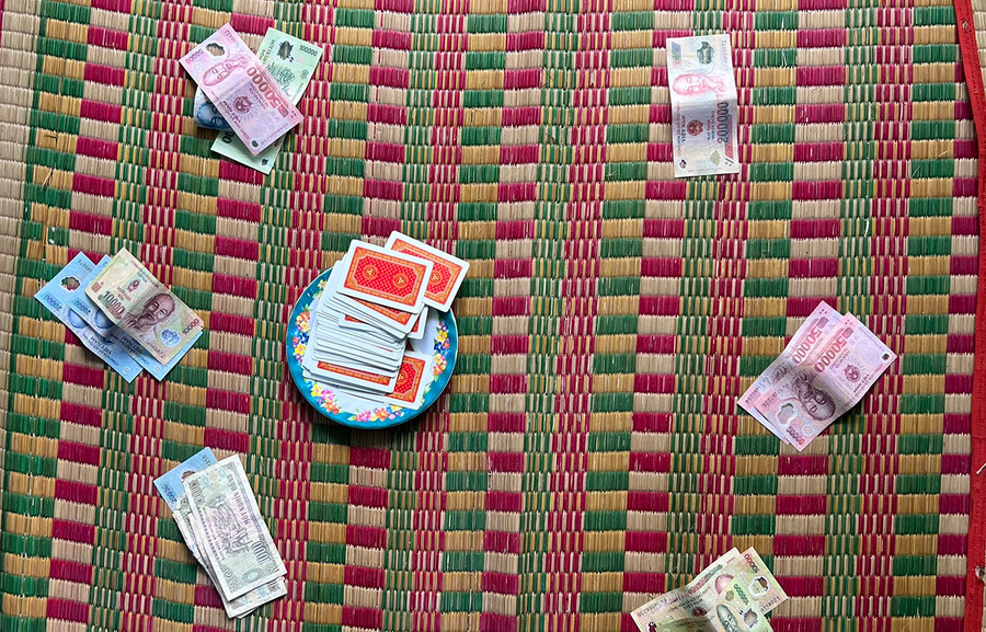 Công an xã Tú An, thị xã An Khê thu giữ tiền và các hiện vật trong vụ đánh bạc. Ảnh Công an xã cung cấp