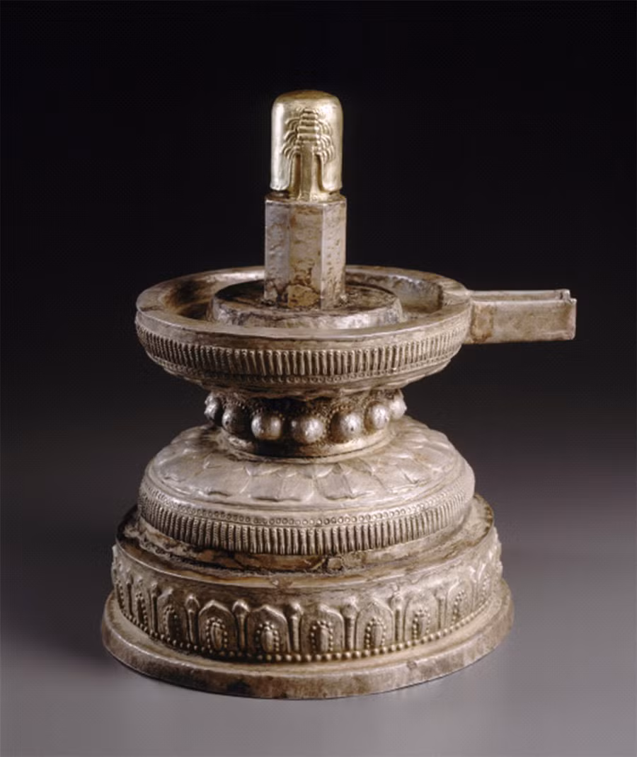 Figure 1 Tượng thờ Linga – Yony (chậu tẩy thể)