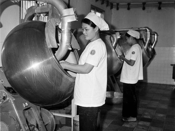 Sau ngày giải phóng, công nhân nhà máy sản xuất thuốc âu dược Hadzer Sài Gòn đẩy mạnh sản xuất nhiều loại thuốc phục vụ việc phòng, chữa bệnh cho nhân dân (7/1975). Ảnh: Quang Thành/TTXVN