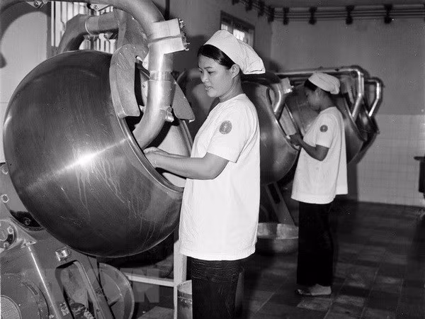Sau ngày giải phóng, công nhân nhà máy sản xuất thuốc âu dược Hadzer Sài Gòn đẩy mạnh sản xuất nhiều loại thuốc phục vụ việc phòng, chữa bệnh cho nhân dân (7/1975). Ảnh: Quang Thành/TTXVN