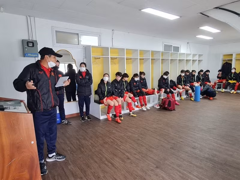 Huấn luyện viên Mai Đức Chung chỉ đạo các học trò. Ảnh: VFF