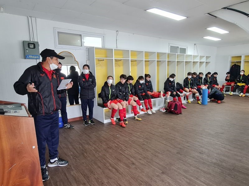 Huấn luyện viên Mai Đức Chung chỉ đạo các học trò. Ảnh: VFF Huấn luyện viên Mai Đức Chung chỉ đạo các học trò. Ảnh: VFF