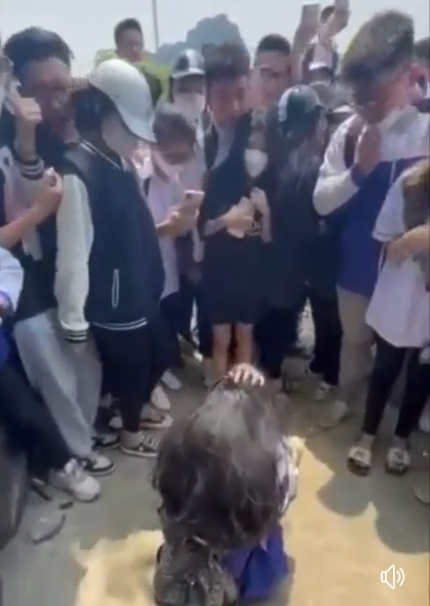 Nữ sinh A. bị đánh chỉ biết ôm đầu chịu đựng. Ảnh cắt Từ Clip Nữ sinh A. bị đánh chỉ biết ôm đầu chịu đựng. Ảnh cắt Từ Clip