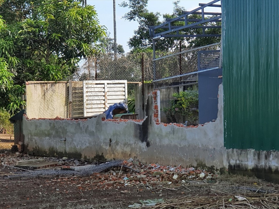 Một phần công trình xây trái phép trên đất nông nghiệp ở xã Ea Kao bị đập bỏ. Ảnh: Bảo Trung