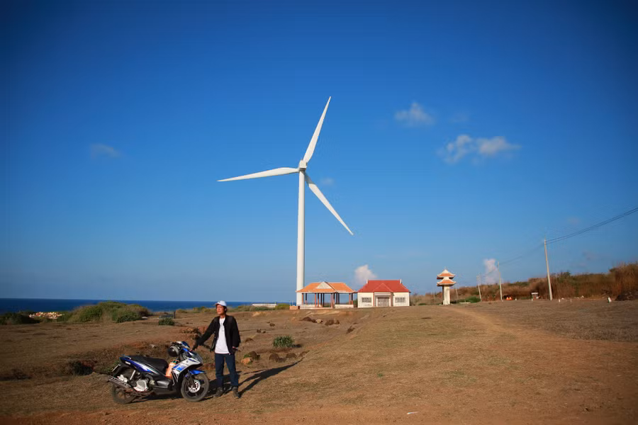 Anh Tuấn bên điện gió Phú Quý. Ảnh: NVCC
