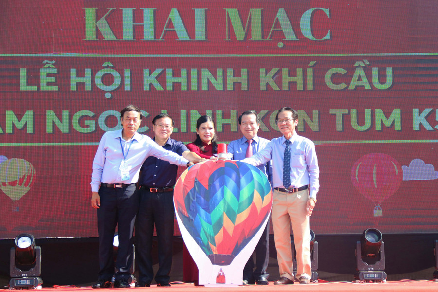 Ban tổ chức khai mạc hội khinh khí cầu Sâm Ngọc Linh Kon Tum K5. Ảnh: Nguyễn Tú