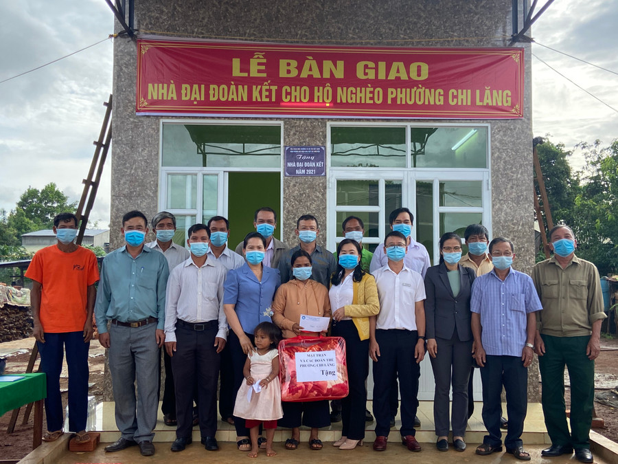 Phường Chi Lăng tổ chức bàn giao nhà đại đoàn kết cho hộ nghèo người DTTS. Ảnh: Thanh Nhật