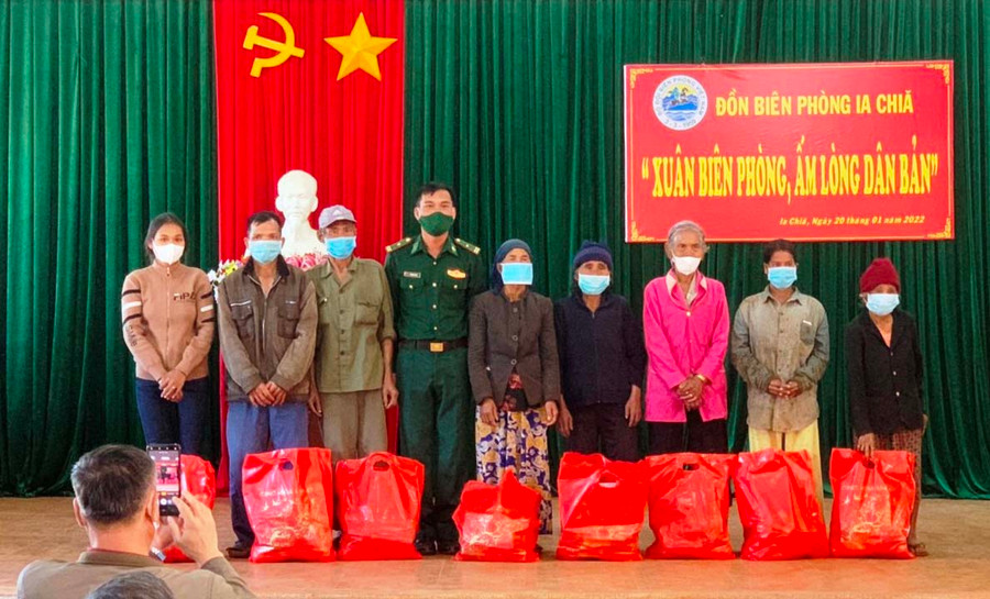 Đồn Biên phòng Ia Chía tặng quà cho người nghèo. Ảnh: Vĩnh Hoàng