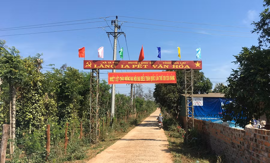 Hệ thống đường giao thông nông thôn xã Ia Pal đã được bê tông hóa. Ảnh: Nguyễn Hồng Hệ thống đường giao thông nông thôn xã Ia Pal đã được bê tông hóa. Ảnh: Nguyễn Hồng