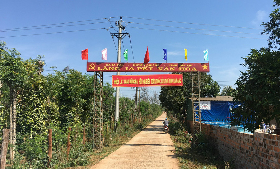  Hệ thống đường giao thông nông thôn xã Ia Pal đã được bê tông hóa. Ảnh: Nguyễn Hồng