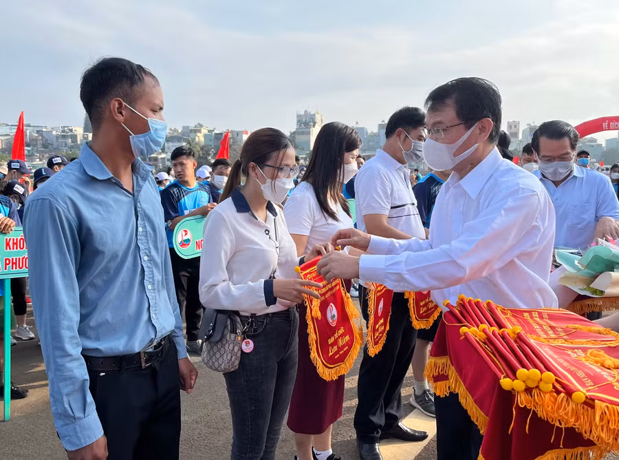 Bí thư Thành ủy Trịnh Duy Thuân tặng cờ lưu niệm cho các đoàn tham gia Giải việt dã truyền thống Kpă Klơng lần thứ 42. Ảnh: Văn Ngọc