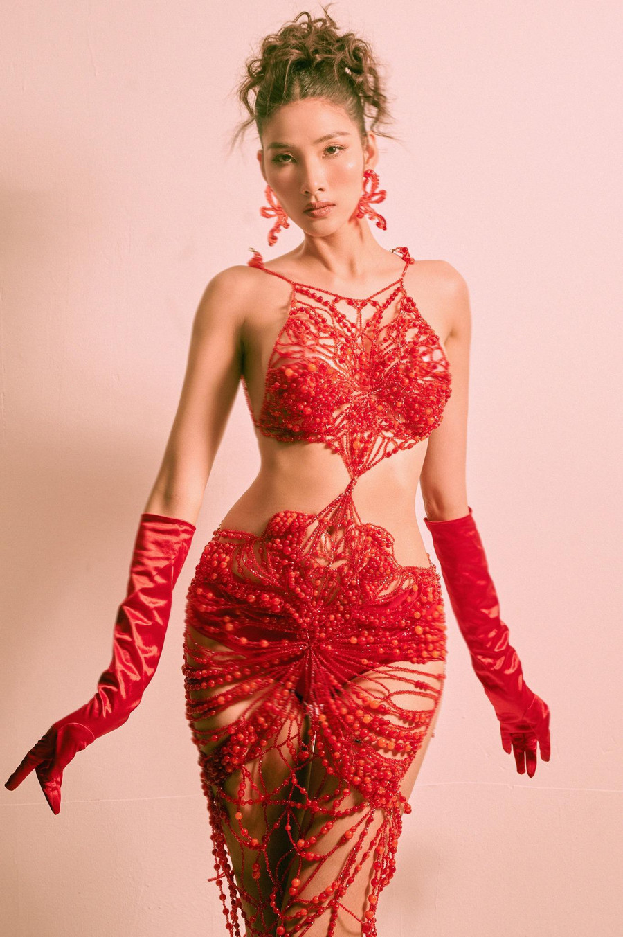 Vóc dáng săn chắc và quyến rũ của Á hậu Hoàn vũ Việt Nam 2017 khiến fans trầm trồ.