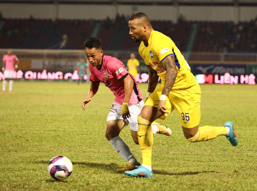  Jefferson Baiano được tung vào sân nhưng không có nhiều cơ hội thể hiện. Ảnh: Văn Ngọc