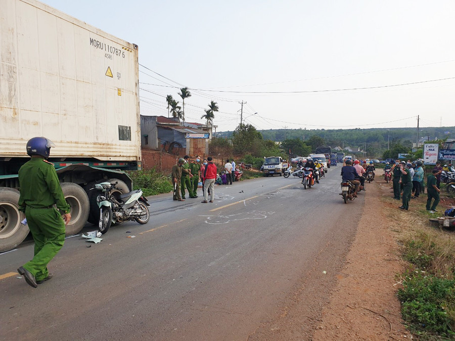 Lực lượng Công an đã có mặt ở hiện trường để đảm bảo an toàn giao thông. Ảnh: Văn Hòa Lực lượng Công an đã có mặt ở hiện trường để đảm bảo an toàn giao thông Ảnh Văn Hòa