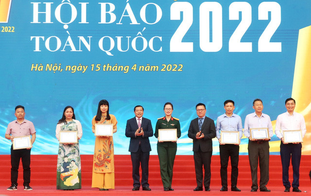 Phó Trưởng ban Thường trực Ban Tuyên giáo Trung ương Lại Xuân Môn và Tổng Biên tập Báo Nhân dân Lê Quốc Minh trao giải B cho các đơn vị - Ảnh: VGP/Hoàng Giang Phó Trưởng ban Thường trực Ban Tuyên giáo Trung ương Lại Xuân Môn và Tổng Biên tập Báo Nhân dân Lê Quốc Minh trao giải B cho các đơn vị - Ảnh: VGP/Hoàng Giang