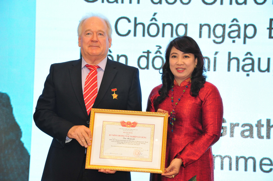 Năm 2020, Tiến sĩ Timothy Edward McGrath đã được Bộ Xây dựng trao Kỷ niệm chương Vì sự nghiệp xây dựng.