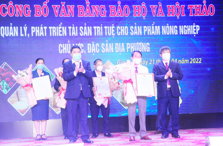 Lãnh đạo Bộ KH-CN và Sở KH-CN trao văn bằng bảo hộ sản phẩm gạo Ia Lâu-Gia Lai cho chủ sở hữu UBND huyện Chư Prông. Ảnh: Thiên Di Trao văn bằng bảo hộ sản phẩm gạo Ia Lâu-Gia Lai cho chủ sở hữu UBND huyện Chư Prông. Ảnh: Thiên Di