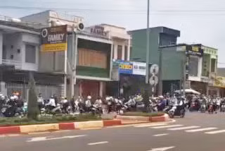 Học sinh lớp 12 Trường THPT Hoàng Hoa Thám bị rượt đánh (ảnh cắt từ clip)