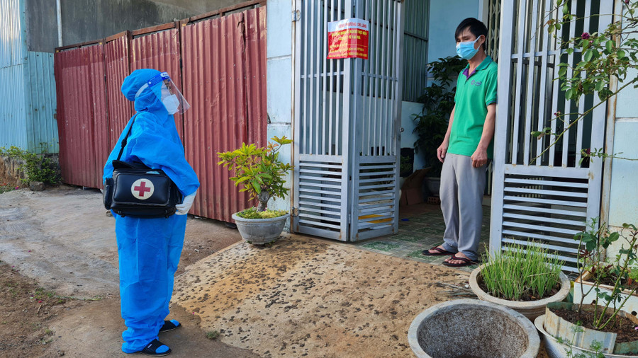 Nhân viên y phường Chi Lăng (TP. Pleiku) thăm, khám F0 điều trị tại nhà. Ảnh: Bá Bính
