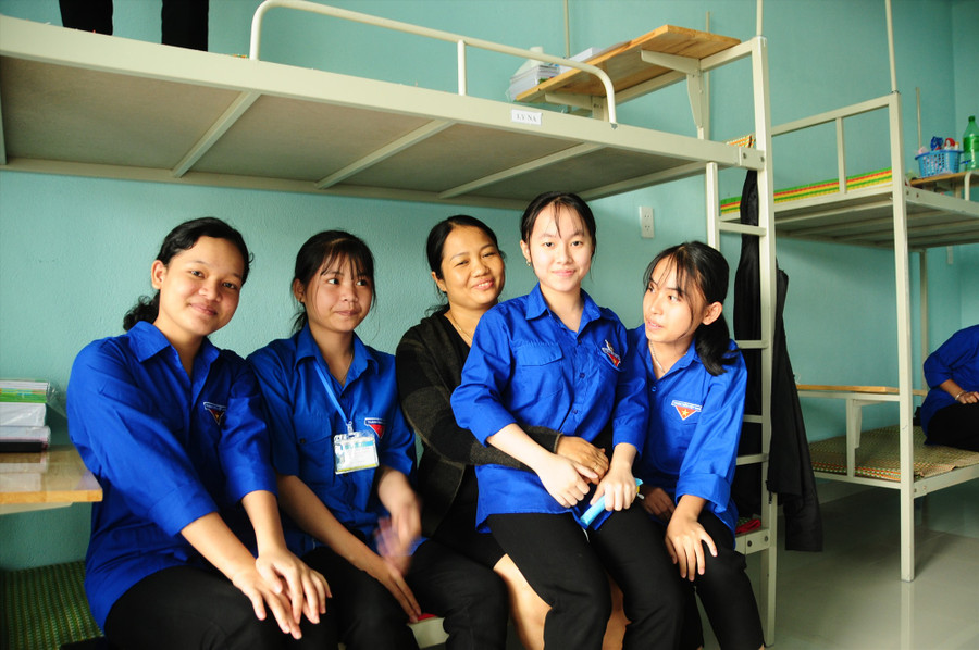 Cô hiệu trường Phạm Thị Thứ (giữa) cùng với những học trò mồ côi mà cô xem như con.