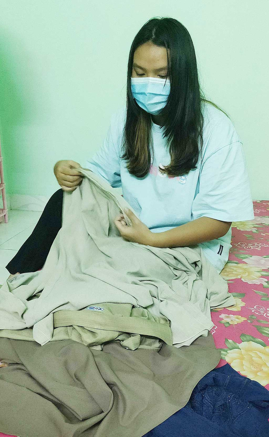 Cô bé Trình Thanh Ngân giữ lại áo quần của cha mẹ để mặc, với suy nghĩ hai đấng sinh thành luôn bên cạnh mình