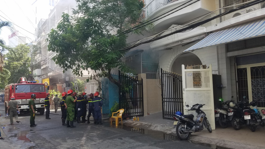 Lực lượng chức năng có mặt tại hiện trường. Ảnh: Trần Kha Lực lượng chức năng có mặt tại hiện trường. Ảnh: Trần Kha