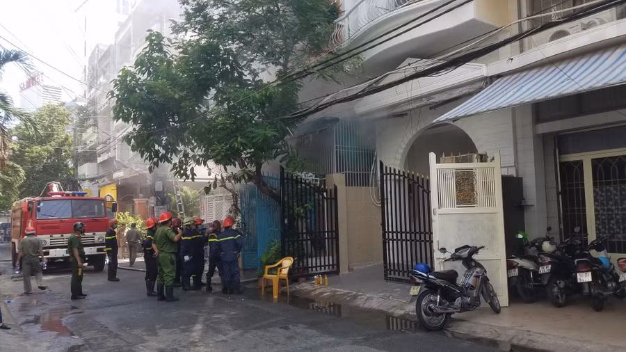 Lực lượng chức năng có mặt tại hiện trường. Ảnh: Trần Kha