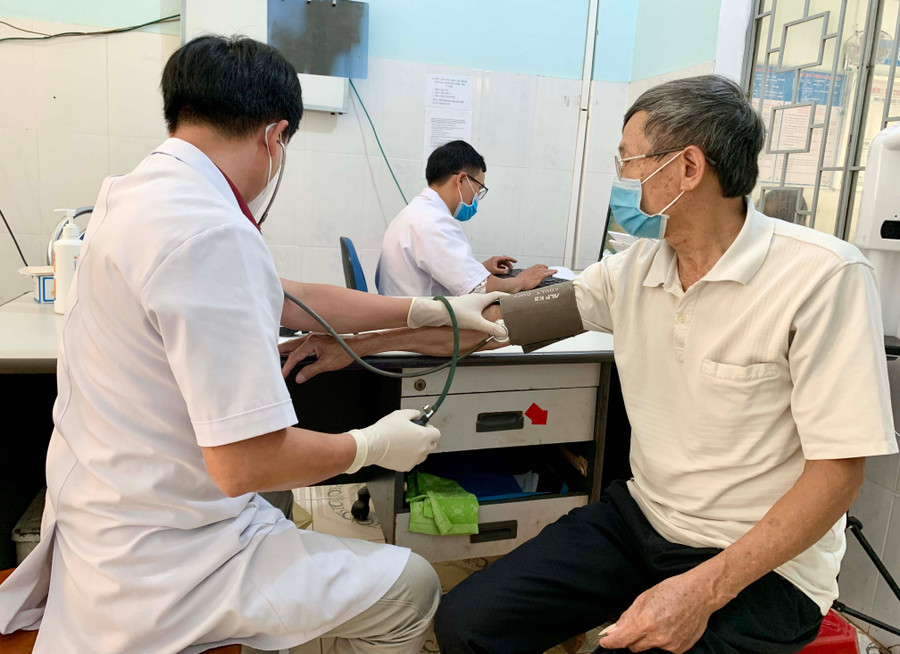 Bác sĩ Khoa Khám bệnh-Hồi sức cấp cứu (Trung tâm Y tế huyện Mang Yang) thăm khám cho bệnh nhân. Ảnh: Như Nguyện Bác sĩ Khoa Khám bệnh-Hồi sức cấp cứu (Trung tâm Y tế huyện Mang Yang) thăm khám cho bệnh nhân. Ảnh: Như Nguyện