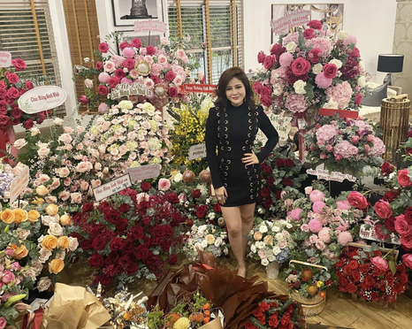 Phùng Thị Nghệ với vỏ bọc doanh nhân thành đạt đã lừa nhiều người. Ảnh nạn nhân cung cấp