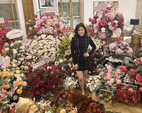 Phùng Thị Nghệ với vỏ bọc doanh nhân thành đạt đã lừa nhiều người. Ảnh nạn nhân cung cấp