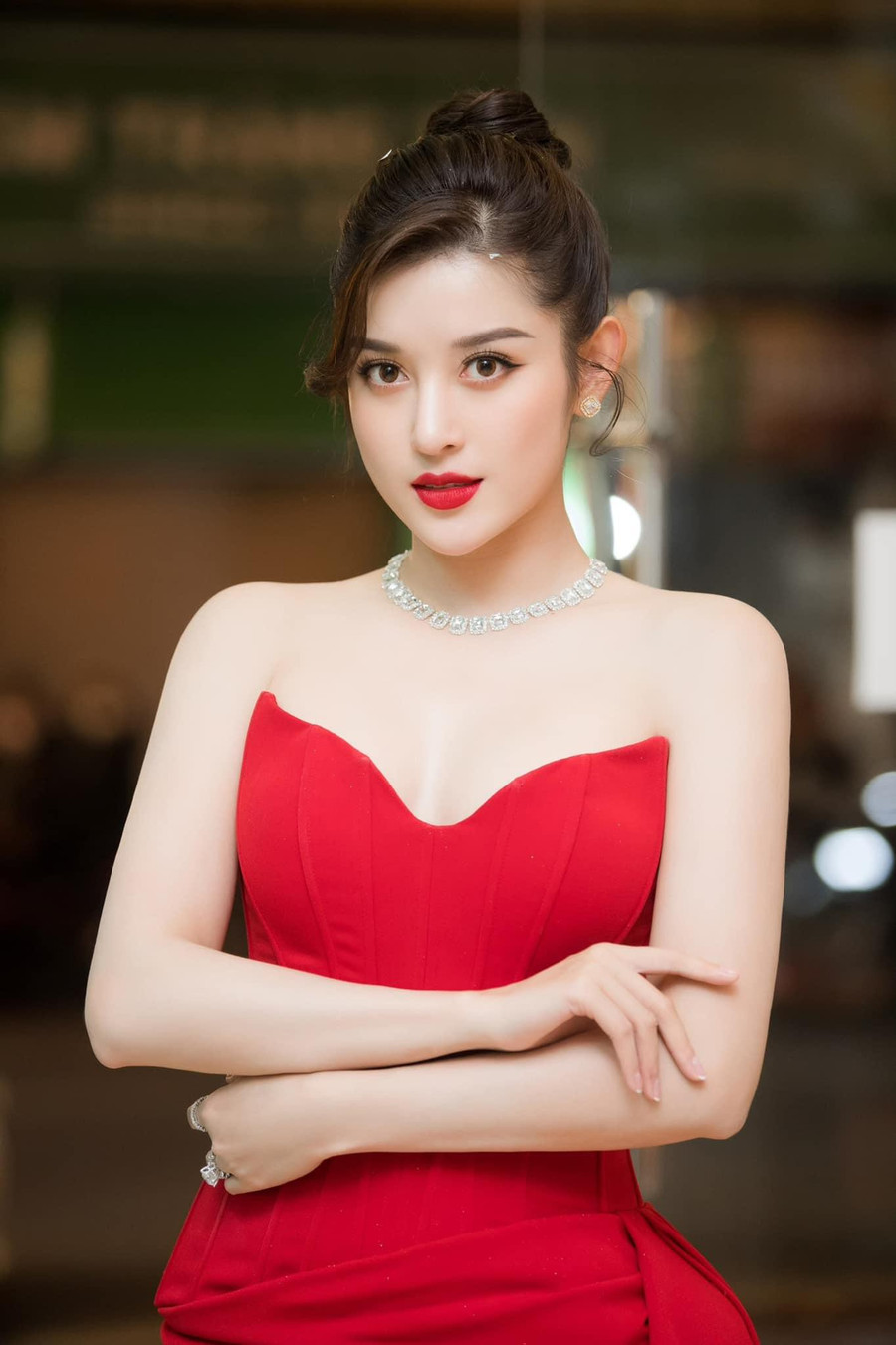 Thiết kế cúp ngực giúp Huyền My khoe vai trần quyến rũ và làn da trắng ngần không tì vết.