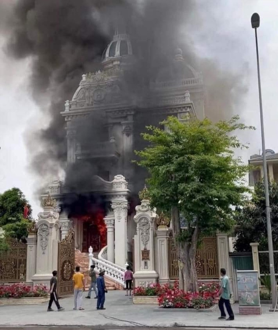 Vụ cháy biệt thự ở Quảng Ninh đang xôn xao dư luận. Ảnh: LĐO Vụ cháy biệt thự ở Quảng Ninh đang xôn xao dư luận Ảnh: LĐO