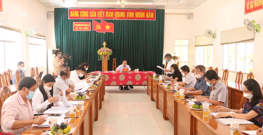 Quang cảnh buổi giám sát tại Sở Tài chính. Ảnh: Quang Tấn