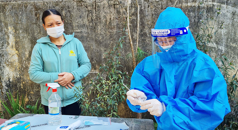 Nhân viên y tế hướng dẫn cách lấy mẫu test nhanh Covid-19 cho người dân tại Trạm Y tế phường Hoa Lư (TP. Pleiku). Ảnh: Bá Bính Nhân viên y tế hướng dẫn cách lấy mẫu test nhanh Covid-19 cho người dân tại Trạm Y tế phường Hoa Lư (TP. Pleiku). Ảnh: Bá Bính