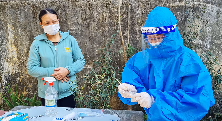 Nhân viên y tế hướng dẫn cách lấy mẫu test nhanh Covid-19 cho người dân tại Trạm Y tế phường Hoa Lư (TP. Pleiku). Ảnh: Bá Bính