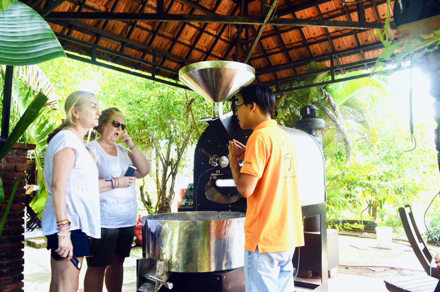 Du khách trải nghiệm sản phẩm cà phê rang xay nguyên chất của Cavalry thời điểm trước khi dịch Covid-19 xảy ra. Ảnh: T.C Du khách trải nghiệm sản phẩm cà phê rang xay nguyên chất của Cavalry thời điểm trước khi dịch Covid-19 xảy ra. Ảnh: T.C