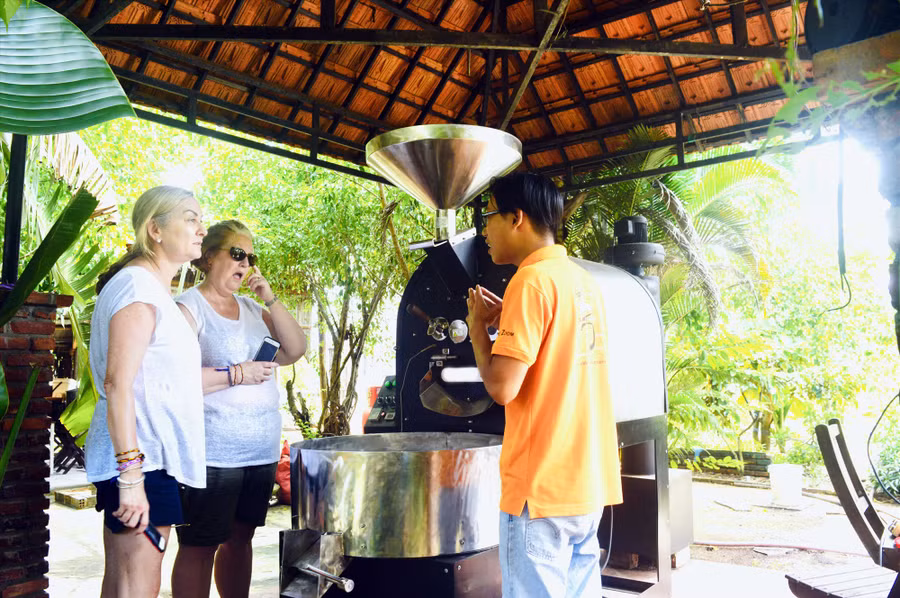 Du khách trải nghiệm sản phẩm cà phê rang xay nguyên chất của Cavalry thời điểm trước khi dịch Covid-19 xảy ra. Ảnh: T.C