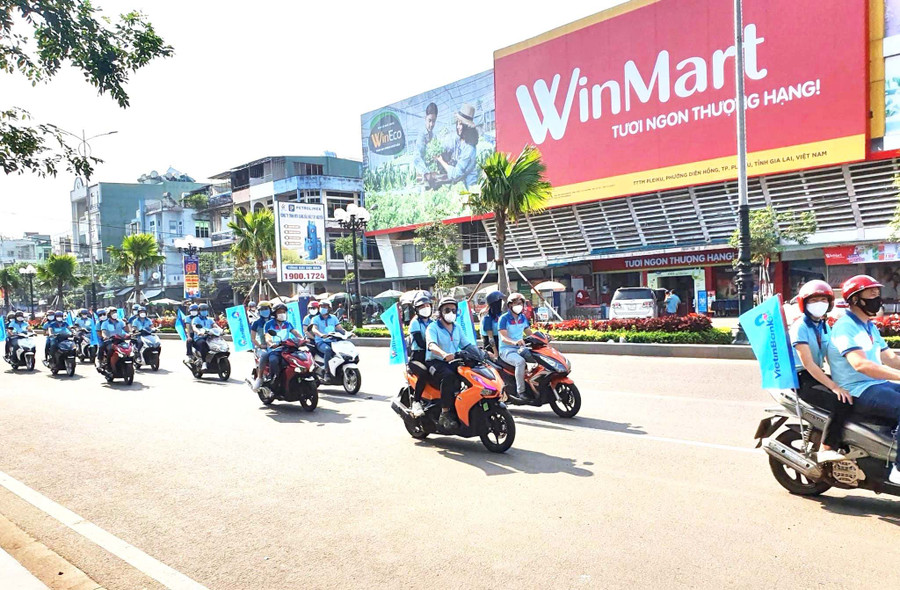 Cán bộ nhân viên VietinBank Chi nhánh Gia Lai tổ chức diễn hành trên các tuyến đường để quảng bá cho sự kiện phủ sóng VietQR. Ảnh: Sơn Ca