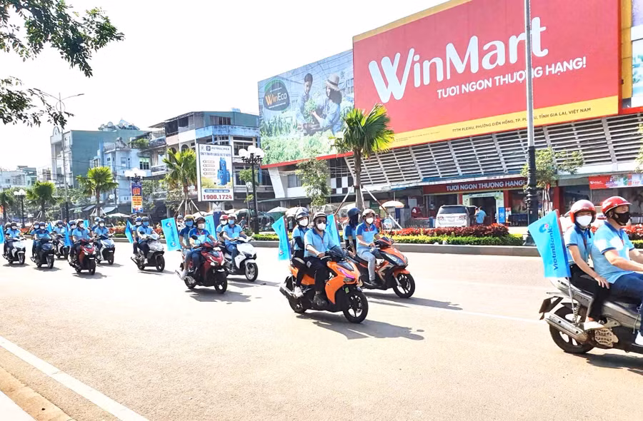 Cán bộ nhân viên VietinBank Chi nhánh Gia Lai tổ chức diễn hành trên các tuyến đường để quảng bá cho sự kiện phủ sóng VietQR. Ảnh: Sơn Ca