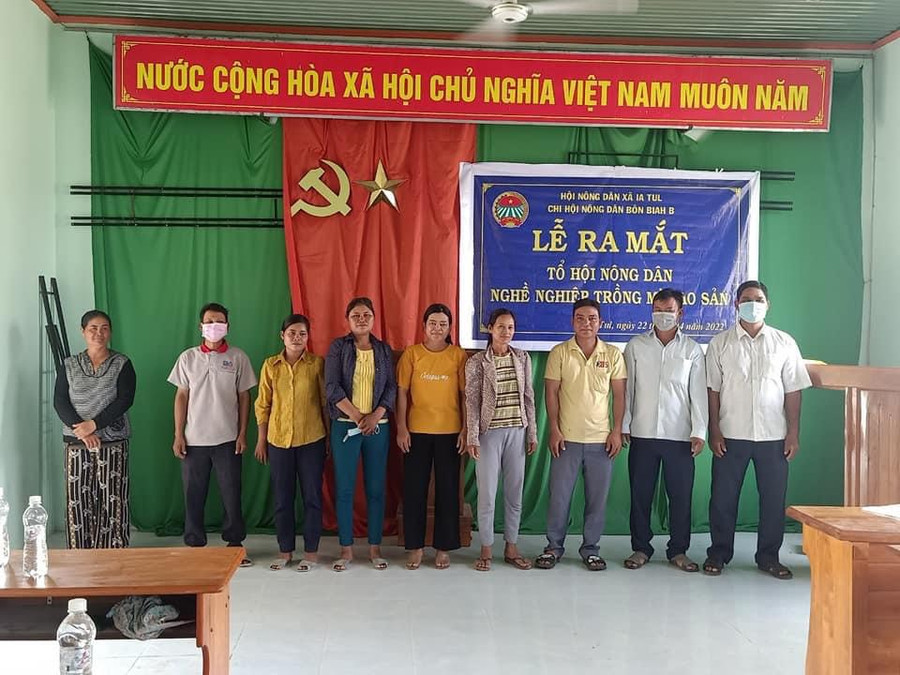 Các thành viên Tổ hội nông dân trồng mì cao sản ra mắt tại buổi lễ.Ảnh.Vũ Chi.jpg