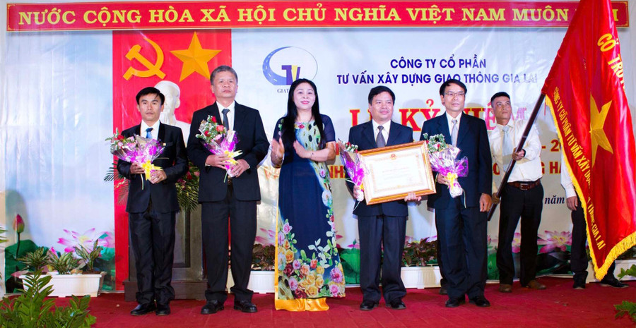 Năm 2016, Công ty cổ phần Tư vấn xây dựng giao thông Gia Lai vinh dự được Chủ tịch nước tặng thưởng Huân chương Lao động hạng ba giai đoạn 2011-2015. Ảnh: Hồng Thương Năm 2016, Công ty cổ phần Tư vấn xây dựng giao thông Gia Lai vinh dự được Chủ tịch nước tặng thưởng Huân chương Lao động hạng ba giai đoạn 2011-2015. Ảnh: H.T